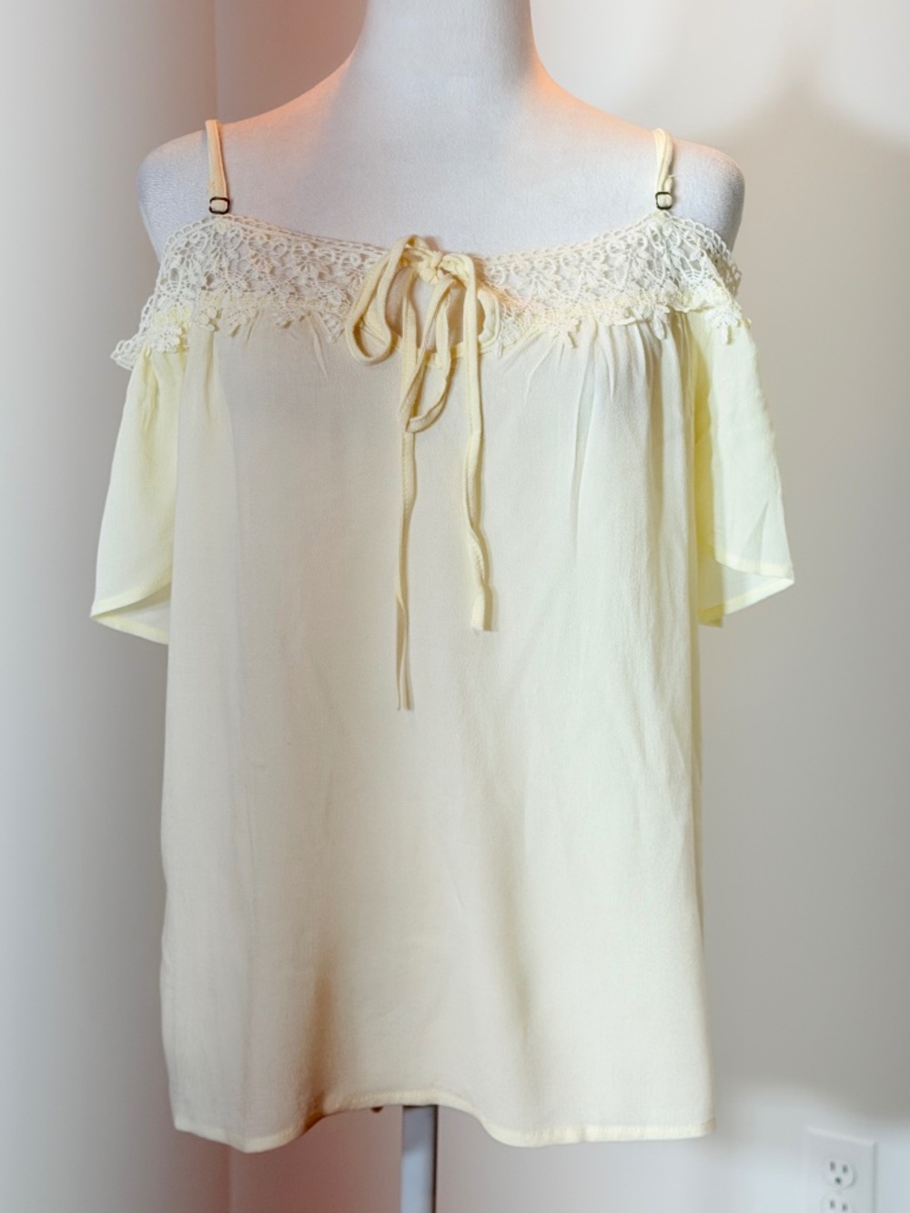 EUC Sweet Wanderer Cream Off Shoulder Lacey Top Size Small
